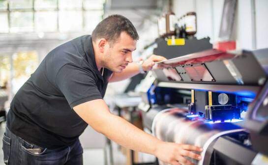 Jakie są zalety zamówień indywidualnych przy produkcji płyt?