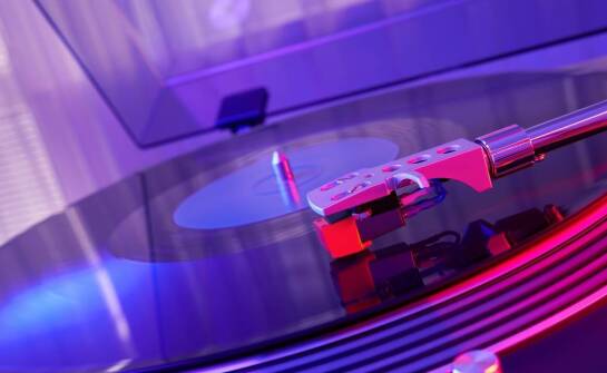 Porównanie jakości dźwięku na audio kasetach i płytach CD