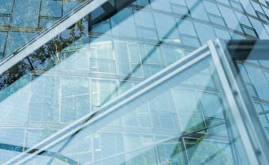 Jakie szkło najlepiej sprawdza się w szklanych daszkach?
