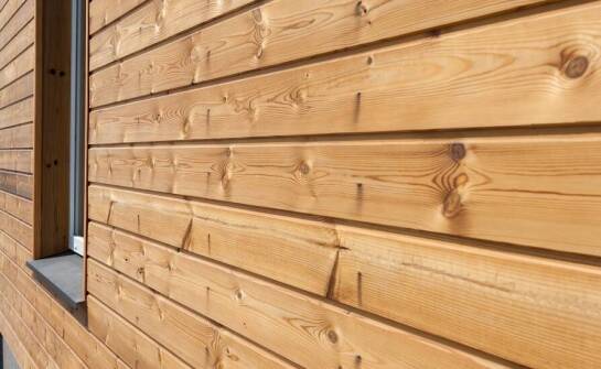 Proces montażu drewnianych elewacji - co warto wiedzieć?