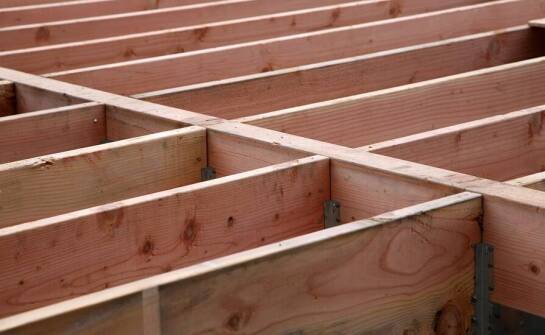 Drewniane legary a inne konstrukcyjne materiały - porównanie