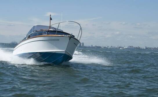 Jakie są koszty utrzymania motorowej łodzi i jak je minimalizować?