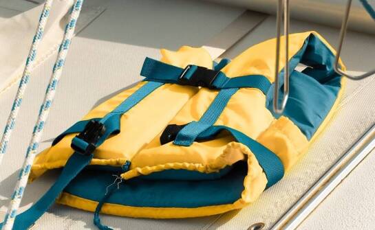 Sprzęt ratunkowy i asekuracyjny - bezpieczeństwo na pierwszym miejscu w wędkarskich pontonach