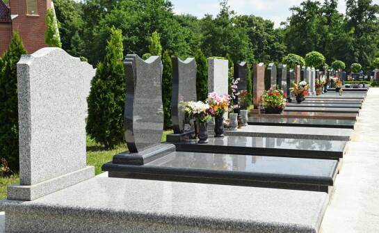 Jakie są kluczowe aspekty wyboru odpowiedniego pojedynczego projektu nagrobka?