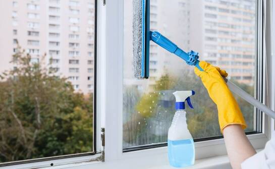 Czyszczenie szklanych powierzchni – jakie techniki zapewniają najlepsze efekty?