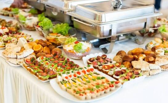 Catering konferencyjny na najwyższym poziomie – smaczne menu dla uczestników.