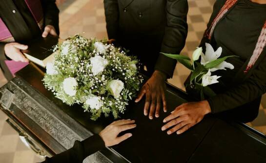 Jakie są możliwości finansowania transportu zwłok dla rodzin zmarłych osób?