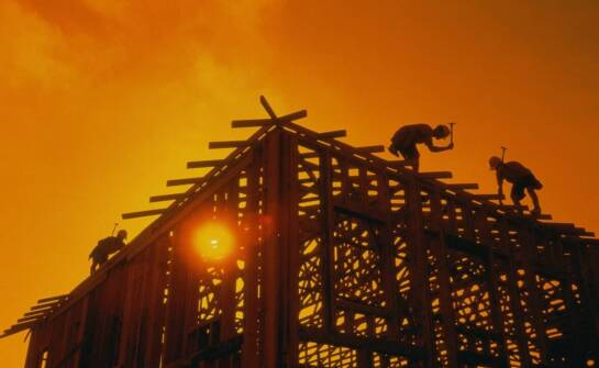 Eko-świadomość przy budowie drewnianych domów – co warto wiedzieć?