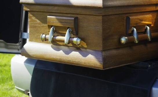 Jak różne trasy wpływają na koszt przewozu zwłok pomiędzy miastami?