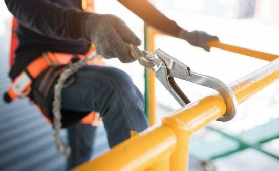 Testy wytrzymałościowe uprzęży do pracy na wysokościach – co warto wiedzieć?