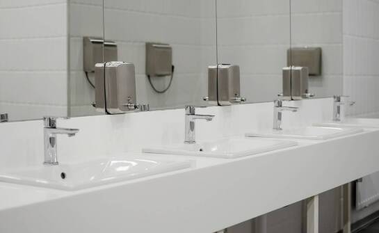 Jak właściwy dobór higienicznych akcesoriów wpływa na komfort użytkowników łazienek?