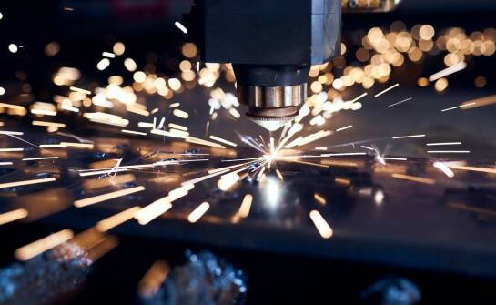 Zastosowanie technologii CNC w laserowym wycinaniu stali – precyzja i kontrola