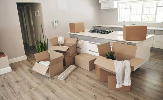 Jak dostosować czas przechowywania mebli do potrzeb firmy podczas przeprowadzki?