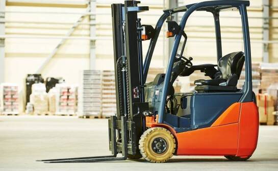 Akumulatorowe wózki a tradycyjne: porównanie kosztów eksploatacji