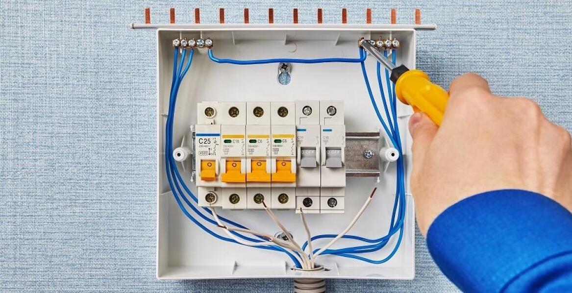 Jakie są etapy realizacji zleceń elektrycznych w specjalistycznej firmie?