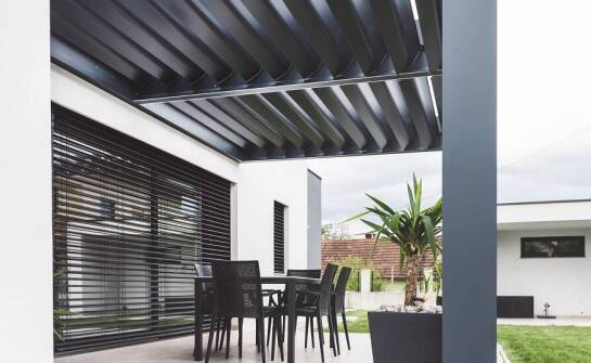 Komfort odpoczynku na tarasie dzięki przyściennej pergoli tarasowej
