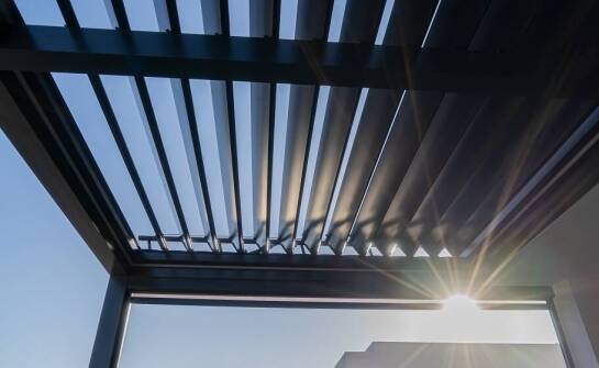 Zalety aluminiowego tarasu zadaszenia: trwałość i estetyka w jednym.