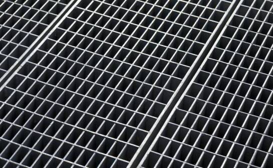 Techniczne aspekty montażu krat pomostowych w trudnych warunkach