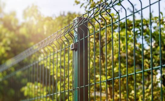 Wie beeinflusst der Prozess der Feuerverzinkung die Haltbarkeit von Zäunen?
