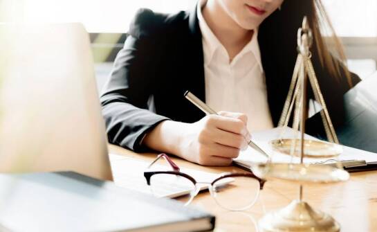 Jak prawna kancelaria analizuje przypadki w oparciu o aktualne przepisy prawa?