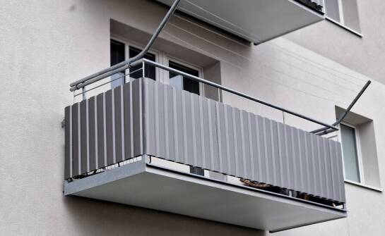 Jak przygotować balkon do montażu opierzenia?
