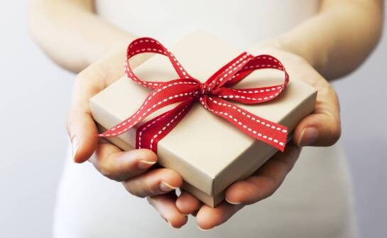 Wie man ein einzigartiges Onboarding-Geschenk vorbereitet, das in Erinnerung bleibt