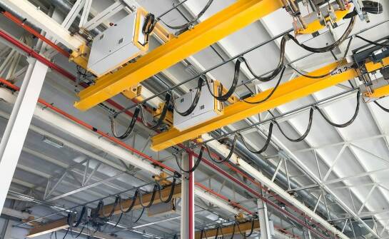 Wykorzystanie halowych suwnic w transporcie wielkogabarytowych ładunków