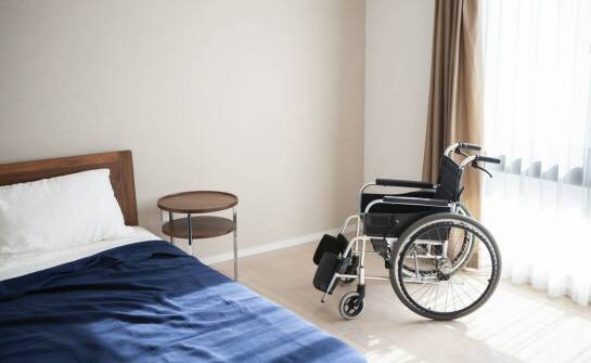 Jakie akcesoria mogą zwiększyć funkcjonalność rehabilitacyjnego łóżka?