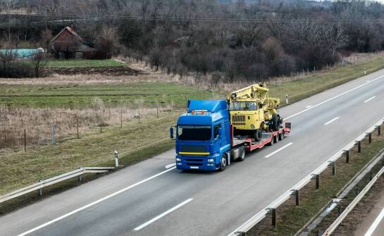 Holowanie ciężkich pojazdów: jakie możliwości oferuje tania pomoc drogowa?