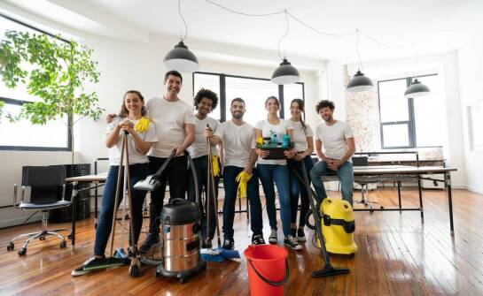 Czym wyróżnia się oferta sprzątania przemysłowego od standardowych usług?