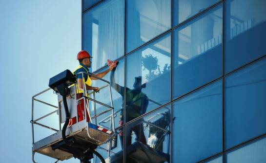 Jak regularne mycie okien może poprawić energetyczną efektywność budynku?