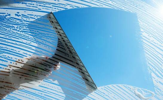 Jakie są etapy profesjonalnego mycia okien w domach?