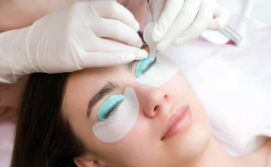 Przedłużanie rzęs a oczekiwania klientek – jak dostosowujemy ofertę?