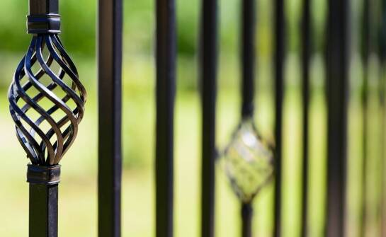 Ocynkowane kraty w nowoczesnych systemach ogrodzeniowych