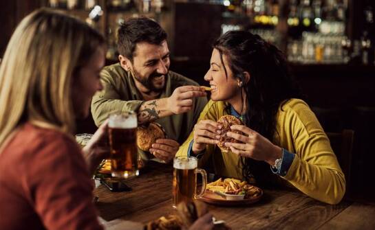 Zaawansowane audiowizualne rozwiązania a efektywność obsługi klienta w restauracjach