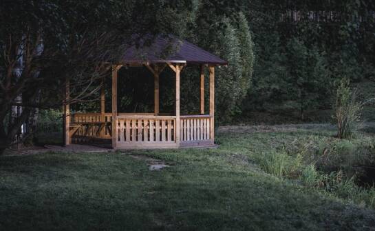 Czym charakteryzują się drewniane domki letniskowe?