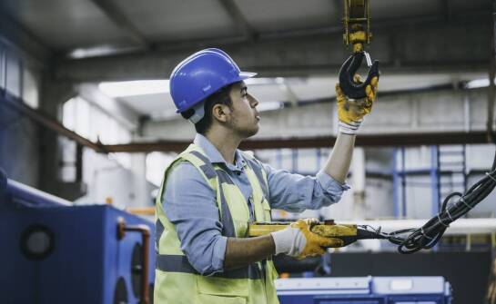 Jak serwis przemysłowych maszyn poprawia ich wydajność?