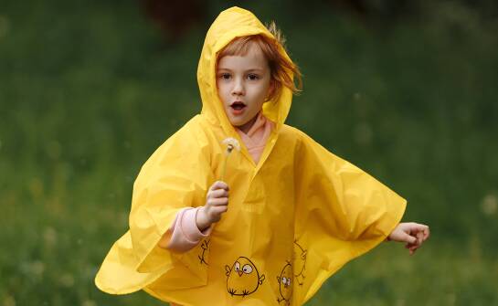 Jakie dodatki do dziecięcego poncha zwiększają jego funkcjonalność?