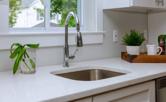 Czym wyróżniają się kuchenne blaty z kwarcytu na tle innych materiałów?