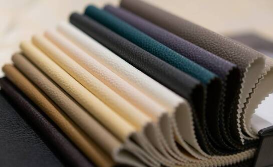 Jakie wzory tkanin dominują w tapicerowanych meblach?