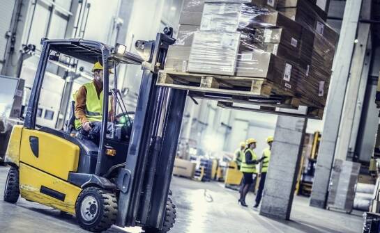 W jaki sposób wynajem widłowych wózków wpływa na optymalizację przestrzeni magazynowej?