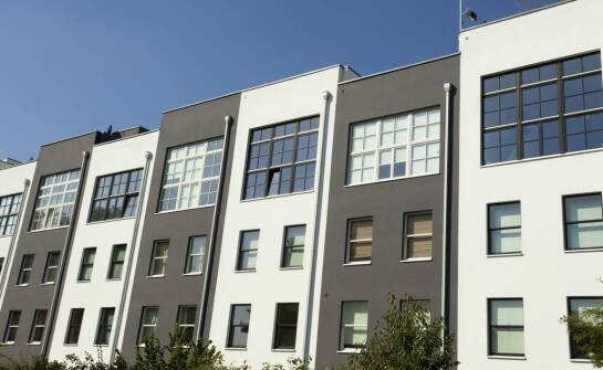 Zastosowanie ogniochronnych farb w budownictwie mieszkalnym – kluczowe aspekty