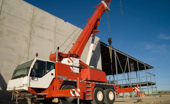 Wykorzystanie samochodowych żurawi w projektach infrastrukturalnych