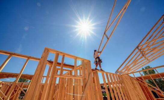 Prefabrykowana dachowa więźba a redukcja kosztów budowy i czasu realizacji