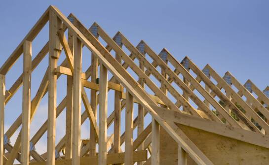 Elastyczność projektowa dzięki stosowaniu prefabrykowanych wiązarów.