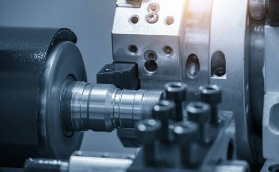 Usługi CNC jako fundament precyzyjnej obróbki w branży laboratoryjnej.