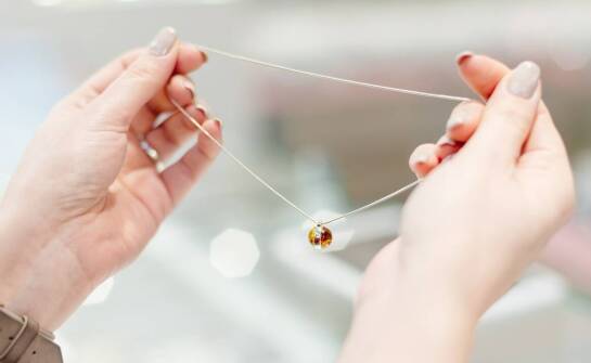 Znaczenie certyfikatu autentyczności dla klientów kupujących biżuterię.