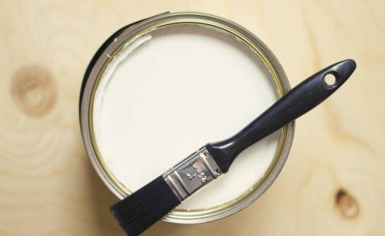 Porównanie farb matowych i półmatowych do sufitów – co warto wiedzieć?