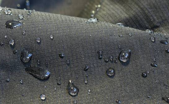 Nowoczesne technologie w produkcji męskich kurtek żeglarskich – co warto wiedzieć?