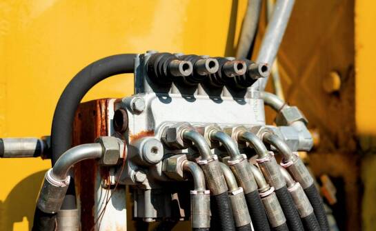 Jakie elementy mechanizmów podnoszących wymagają szczególnej uwagi podczas serwisowania?